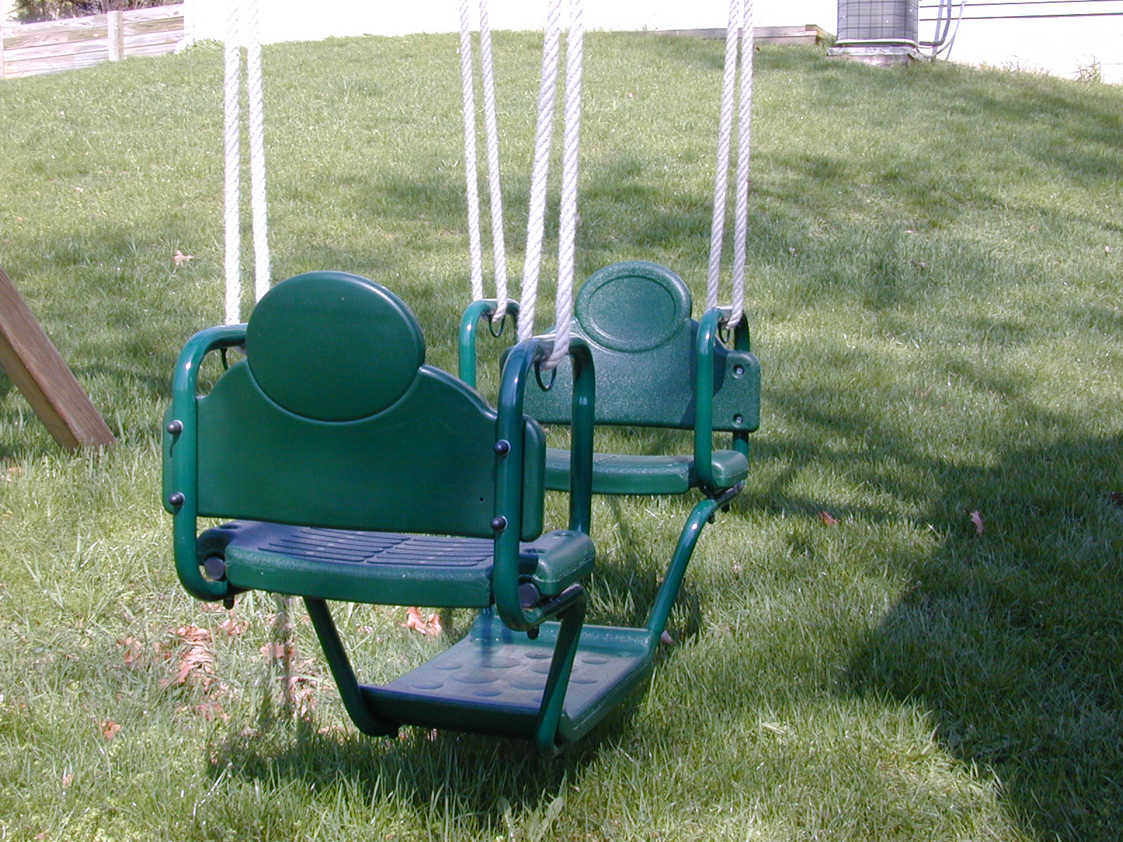 Face to face glider swing